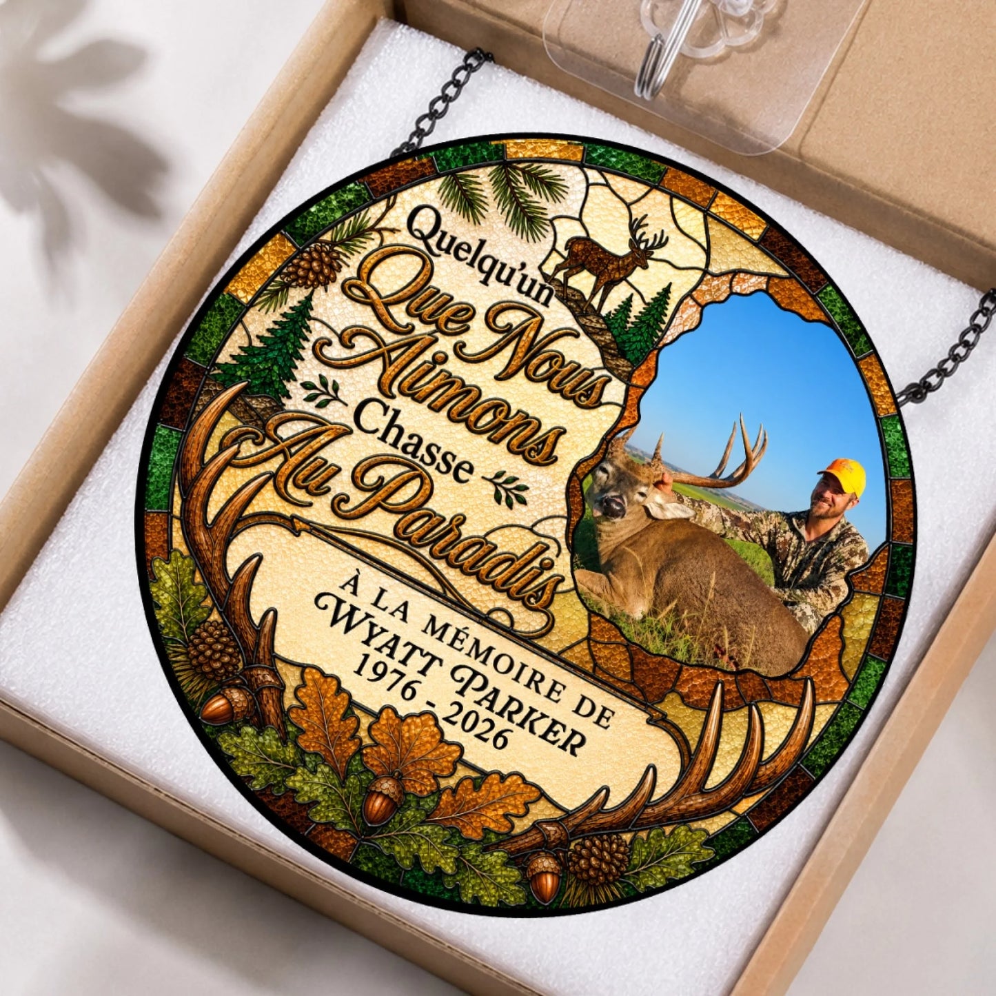Attrape-soleil personnalise a la memoire de Wyatt Parker avec une photo de chasse et une citation commemorative.