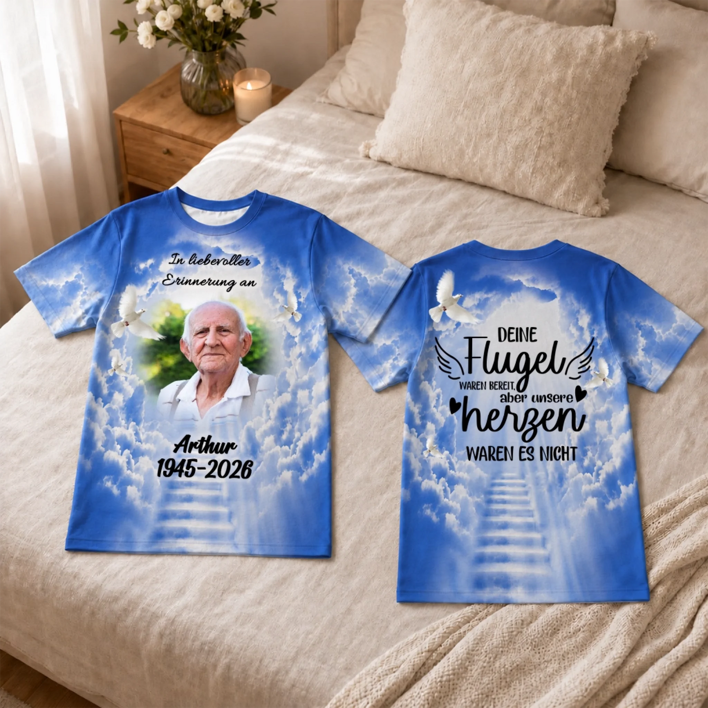 Blaues personalisiertes T-Shirt zur Erinnerung an Arthur mit Foto, Lebensdaten, weissen Tauben und emotionalem Spruch fuer die Trauerfeier.