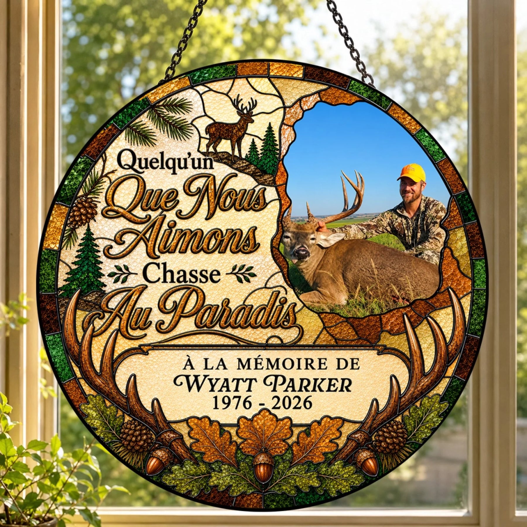 Attrape-soleil personnalise a la memoire de Wyatt Parker avec une photo de chasse et une citation commemorative.