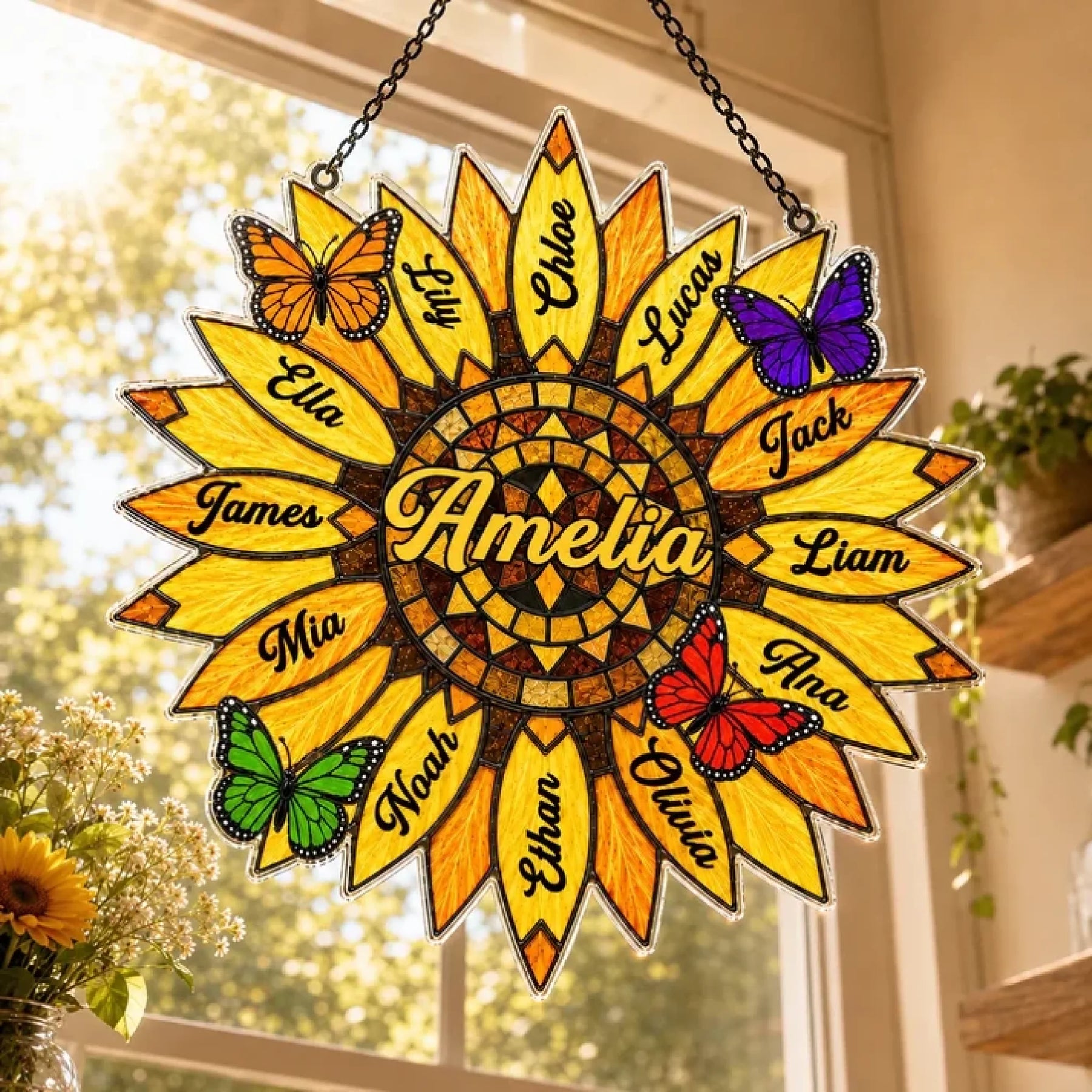 Personalisierter Sonnenblumen Anhaenger aus Acryl mit den Namen von Familienmitgliedern als liebevolle Geschenkidee.