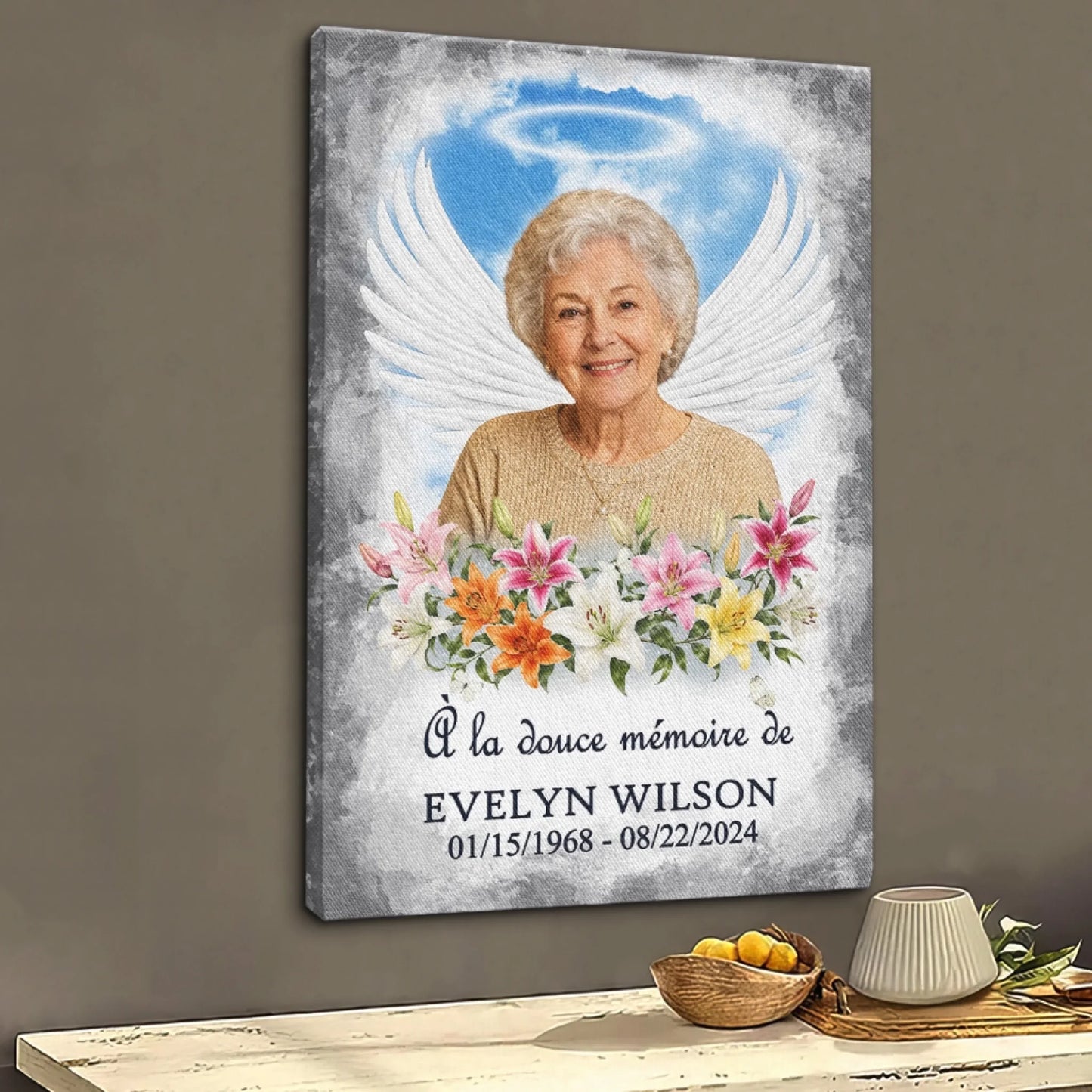 Cadre hommage personnalisé avec photo d'une femme, ailes d'ange et fleurs pour un souvenir éternel.