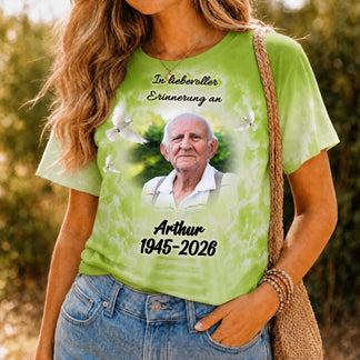 Personalisierbares gruenes T-Shirt als Gedenkgeschenk mit dem Portraetfoto von Arthur, Lebensdaten 1945 bis 2026 und liebevoller Widmung fuer Verstorbene.