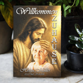 Personalisierte Gedenkleinwand Willkommen Zuhause mit Namen Helga Mueller und Jesus Motiv fuer Trauerfaelle