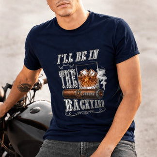 Dunkelblaues T-Shirt für Männer mit einem personalisierten Motiv aus Whiskeyglas und Zigarre mit dem Namen Joseph.