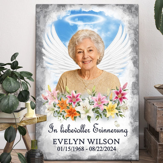 Personalisierte Leinwand als Gedenkgeschenk mit Engelsfluegeln, Blumen, Namen Evelyn Wilson und Lebensdaten zur Trauer.