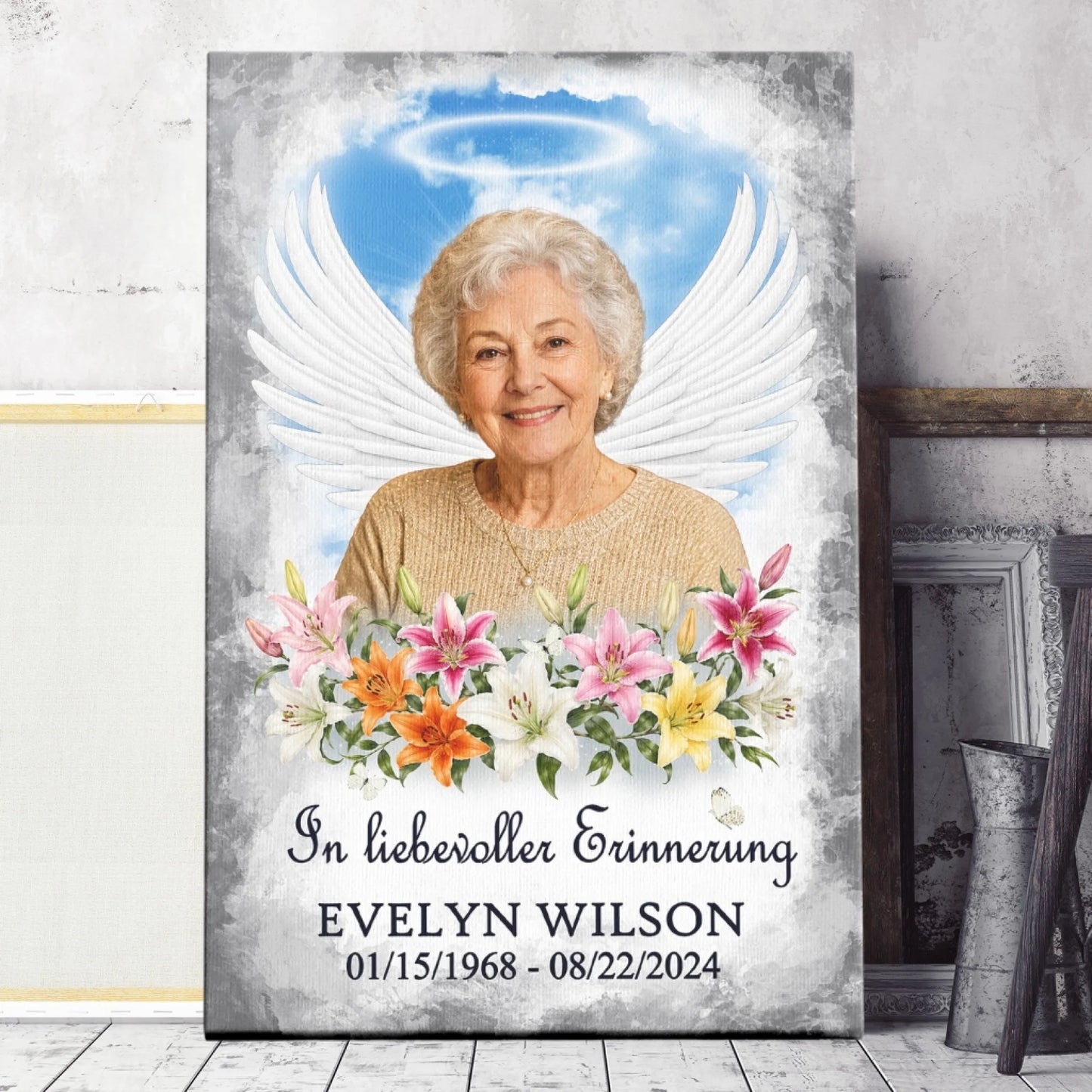 Personalisierte Gedenk-Leinwand mit Engelsmotiv, Blumenschmuck und Namen als liebevolles Andenken für Verstorbene.
