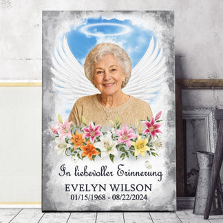 Personalisierte Gedenk-Leinwand mit Engelsmotiv, Blumenschmuck und Namen als liebevolles Andenken für Verstorbene.
