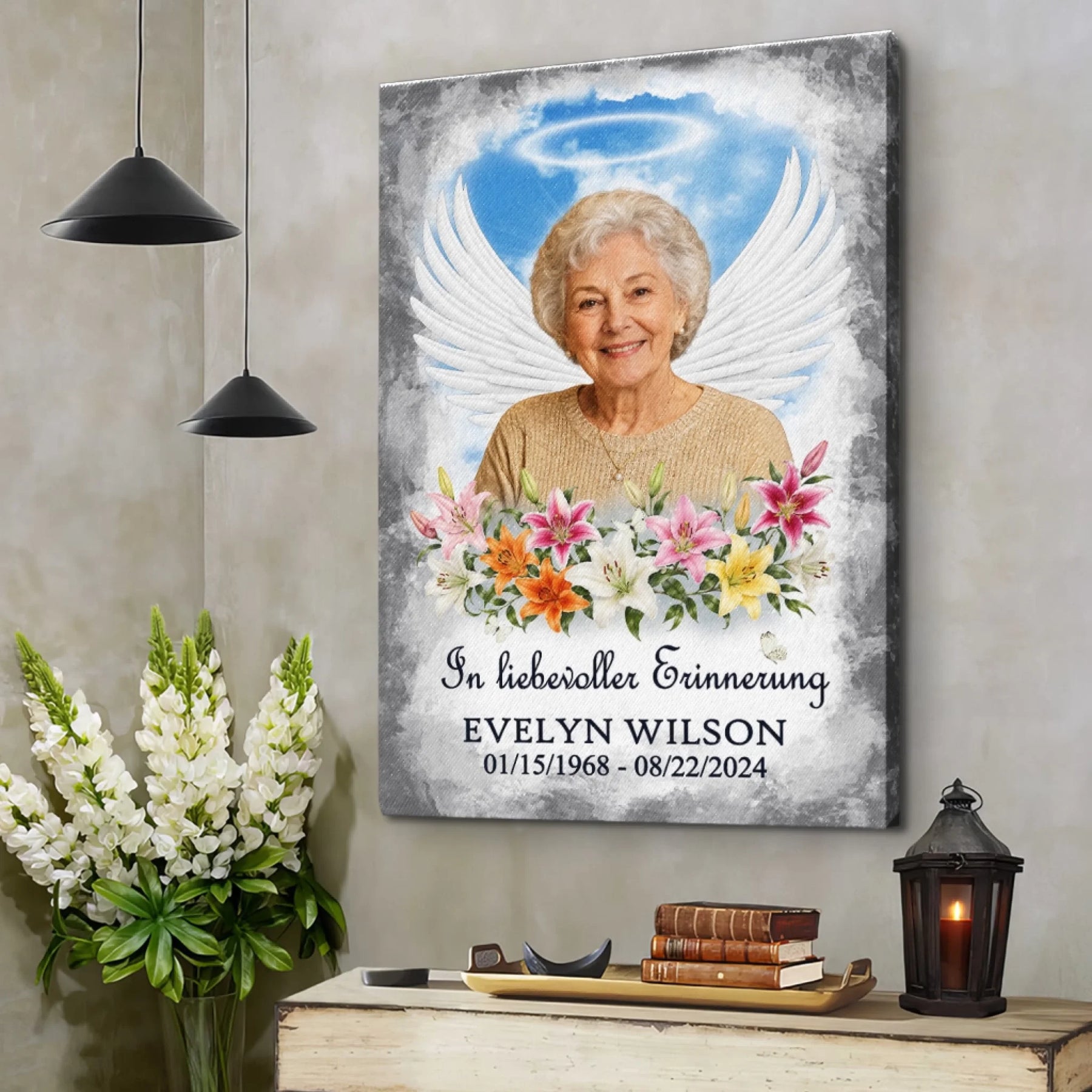 Personalisierte Gedenk-Leinwand mit Engelsflügeln, Blumen und Lebensdaten als würdevolles Geschenk zum Gedenken.
