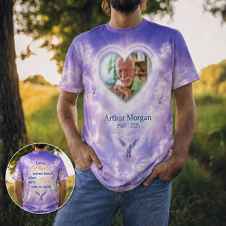 Personalisiertes Gedenk T-Shirt in Lila mit Foto von Arthur Morgan, Herz Motiv und Spruch Deine Fluegel waren bereit