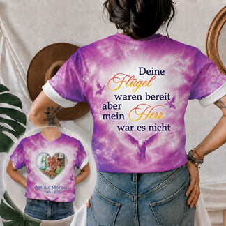 Personalisiertes Gedenk T-Shirt in Lila mit Foto von Arthur Morgan und dem Trauerspruch Deine Fluegel waren bereit