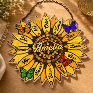 Ein personalisierter Sonnenblumen Acryl Sonnenfaenger mit dem Namen Amelia und vielen weiteren Namen auf den Bluetenblaettern als schoenes Geschenk fuer die Familie.