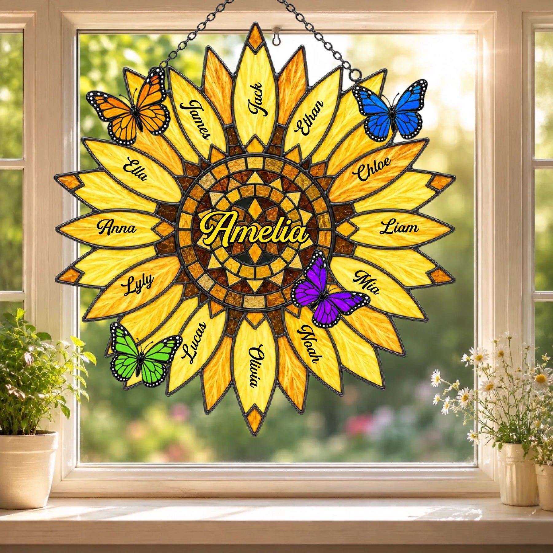 Individueller Sonnenblumen Sonnenfaenger aus Acryl mit eingravierten Familiennamen und farbenfrohen Schmetterlings Designs.