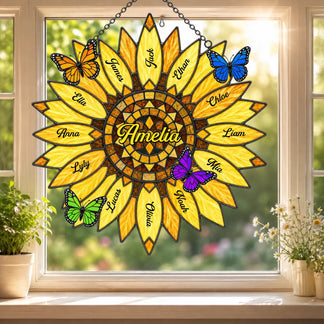 Individueller Sonnenblumen Sonnenfaenger aus Acryl mit eingravierten Familiennamen und farbenfrohen Schmetterlings Designs.