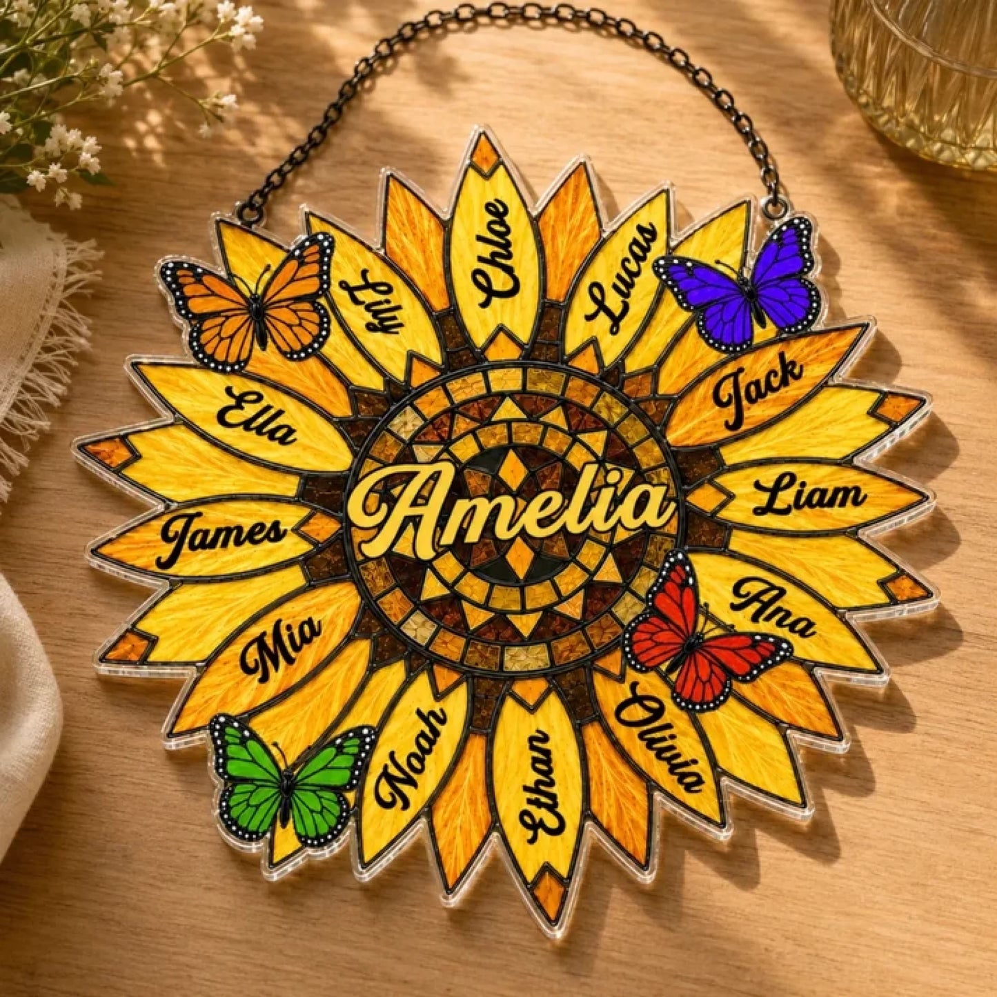 Personalisierter Acryl Sonnenfaenger mit Sonnenblumen Motiv inklusive Namen der Familienmitglieder und bunten Schmetterlingen.