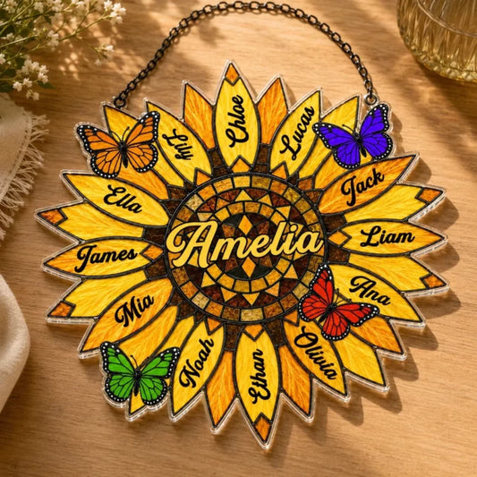 Personalisierter Acryl Sonnenfaenger mit Sonnenblumen Motiv inklusive Namen der Familienmitglieder und bunten Schmetterlingen.