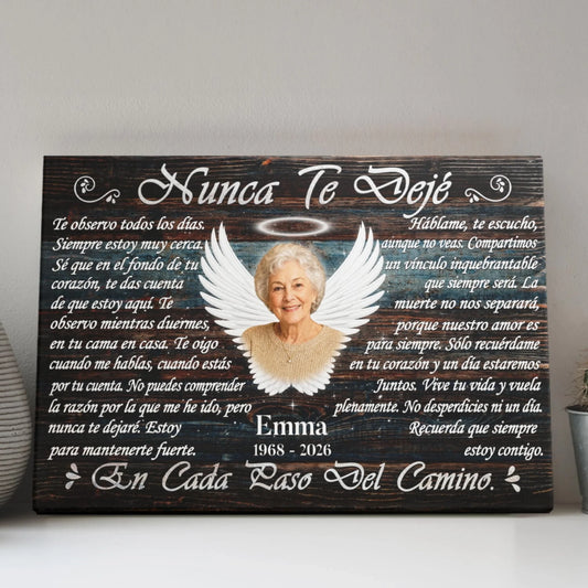 A personalized Spanish memorial canvas featuring a rustic dark wood-grain background, custom photo with angel wings, a halo, the text 'Nunca Te Dejé', and detailed poem. Product displayed directly