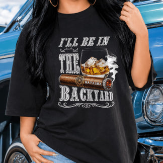 Schwarzes T-Shirt mit einem Whiskey- und Zigarrendesign, das den personalisierten Namen Natasha trägt.