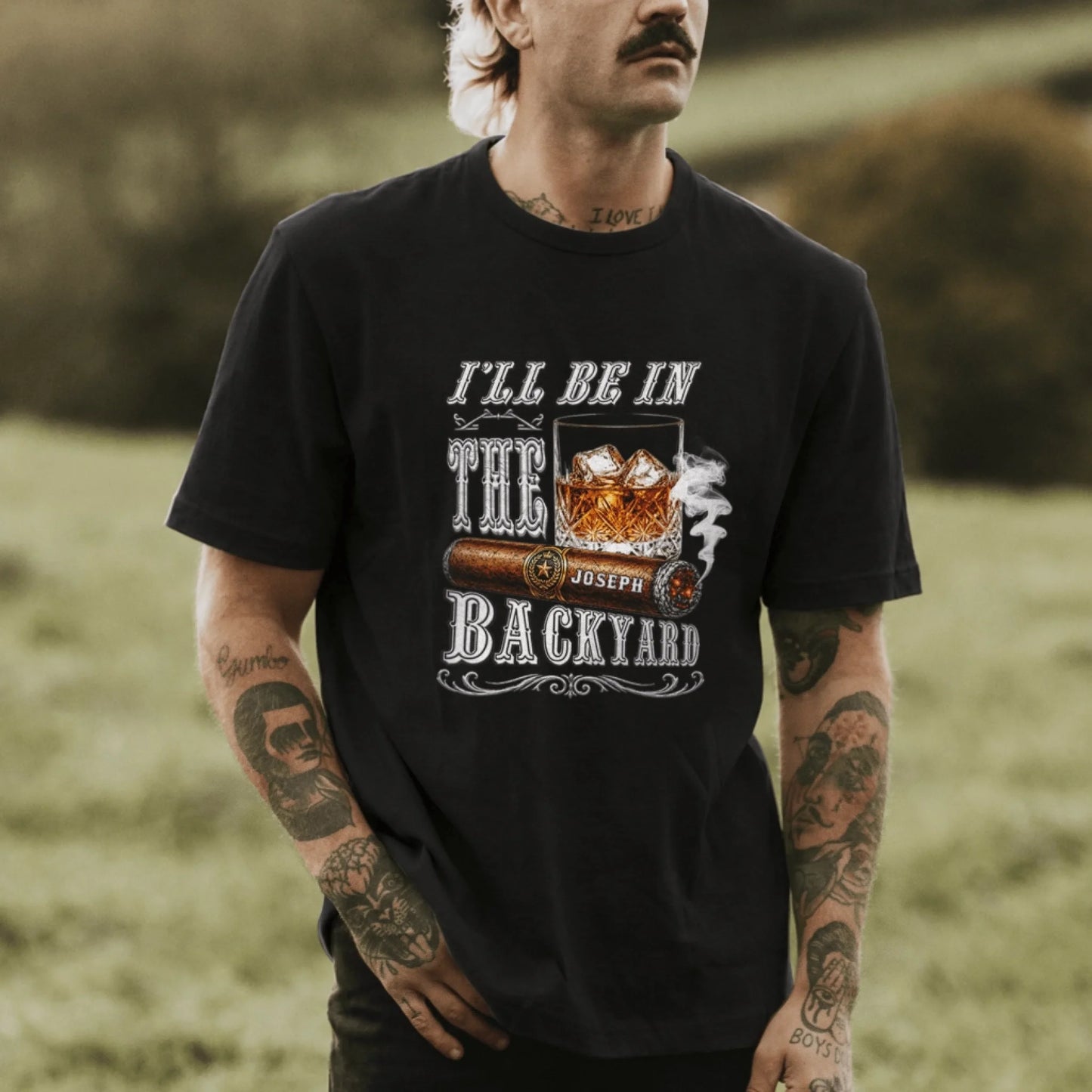 Schwarzes T-Shirt mit einem individuellen Design aus Zigarre und Whiskeyglas, personalisiert mit dem Namen Joseph.