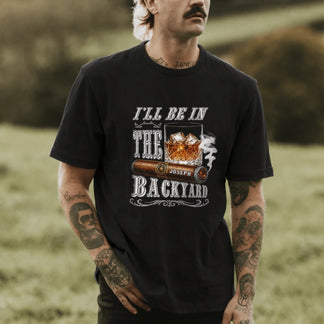 Schwarzes T-Shirt mit einem individuellen Design aus Zigarre und Whiskeyglas, personalisiert mit dem Namen Joseph.