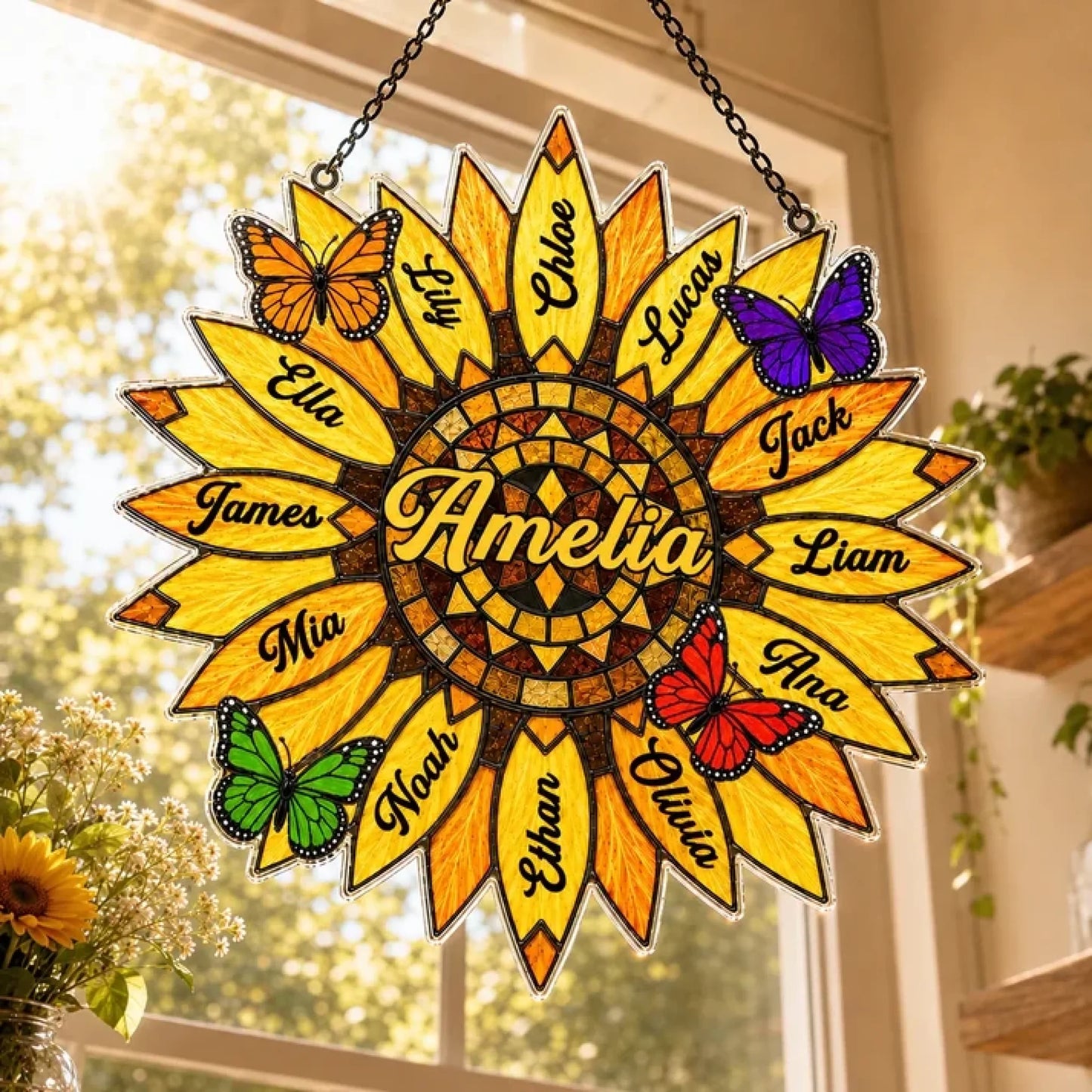 Personalisiertes Sonnenblumen Design aus Acryl mit den Namen der Familienmitglieder und farbenfrohen Schmetterlings Motiven als ideales Geschenk fuer Zuhause.