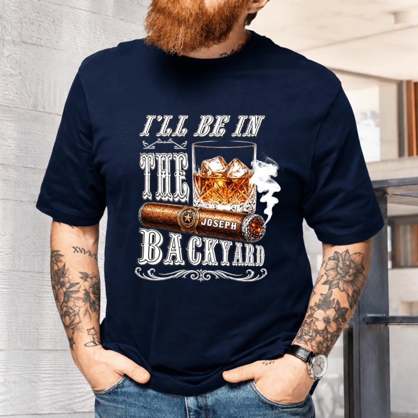 Dunkelblaues T-Shirt für Männer, verziert mit einem Whiskey- und Zigarrenmotiv inklusive dem Namen Joseph.