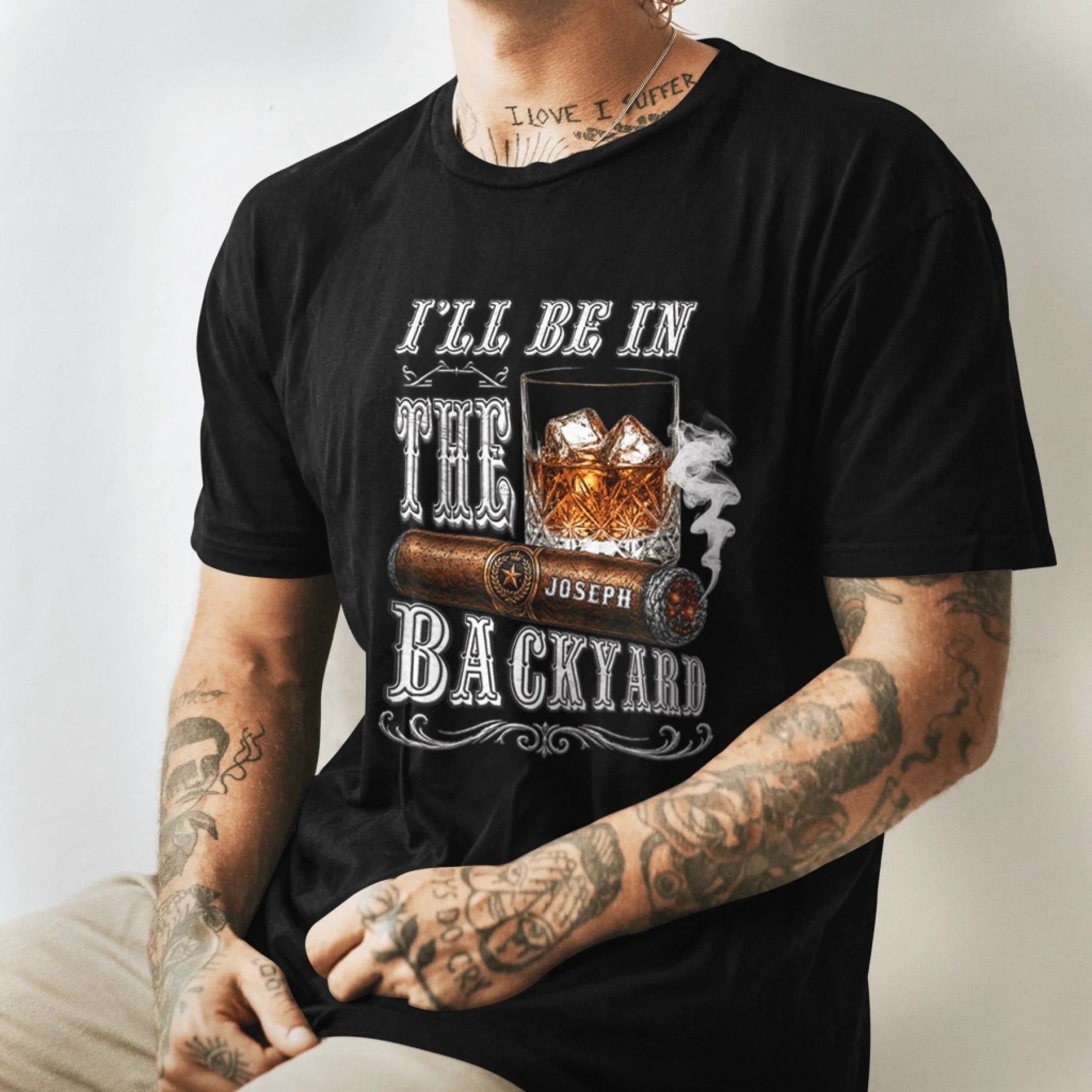 Schwarzes T-Shirt für Männer mit einem Whiskey- und Zigarrenmotiv, personalisiert mit dem Namen Joseph.