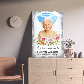 Tableau personnalisé avec portrait d'une dame, ailes d'ange, halo et fleurs en hommage à sa mémoire.