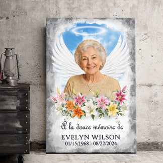 Tableau personnalisé avec photo, ailes d'ange et fleurs en hommage à une femme, décor intérieur.