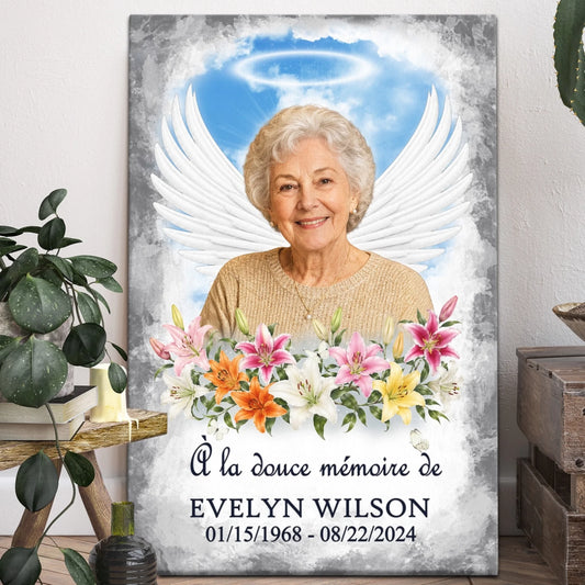 Toile commemorative personnalisee en hommage a Evelyn Wilson avec photo, ailes d'ange, halo et bouquet de lys.