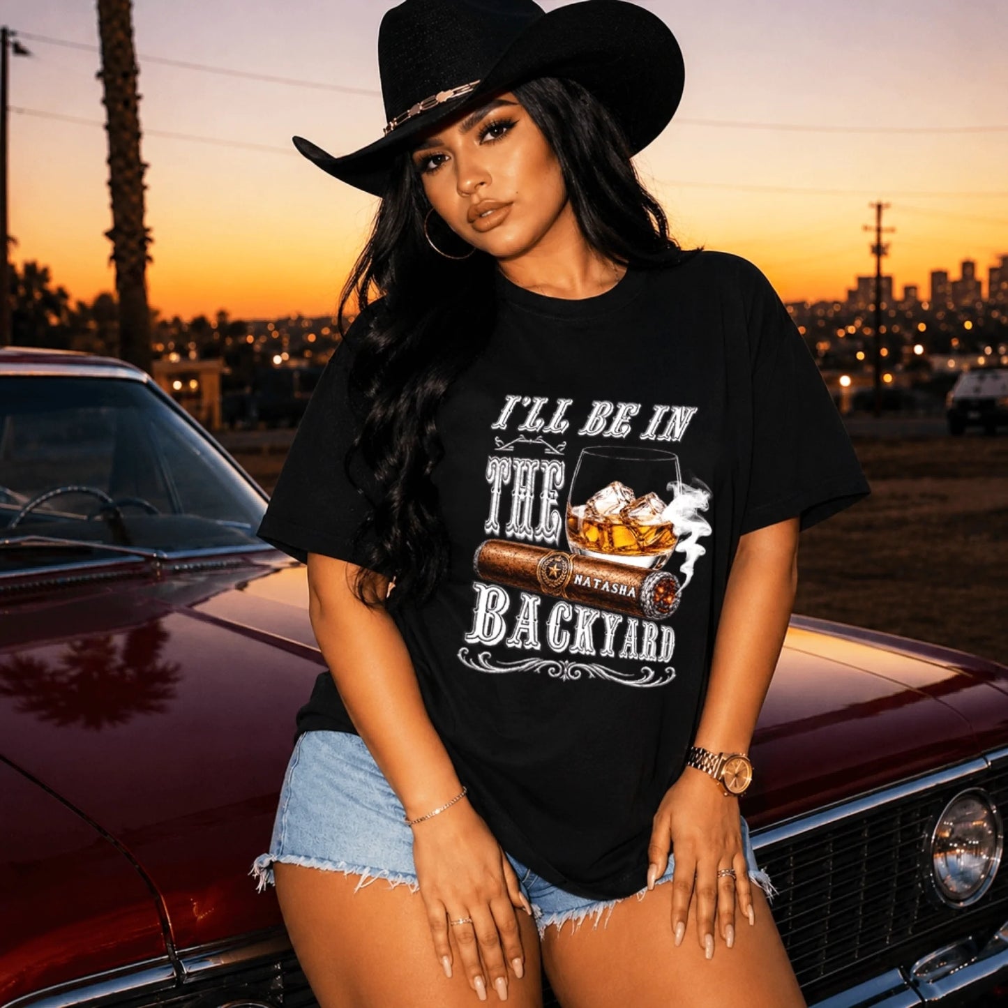 T-shirt noir pour femme avec un motif cigare et whisky, porté avec un chapeau de cow-boy, cadeau personnalisé.
