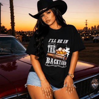 T-shirt noir pour femme avec un motif cigare et whisky, porté avec un chapeau de cow-boy, cadeau personnalisé.