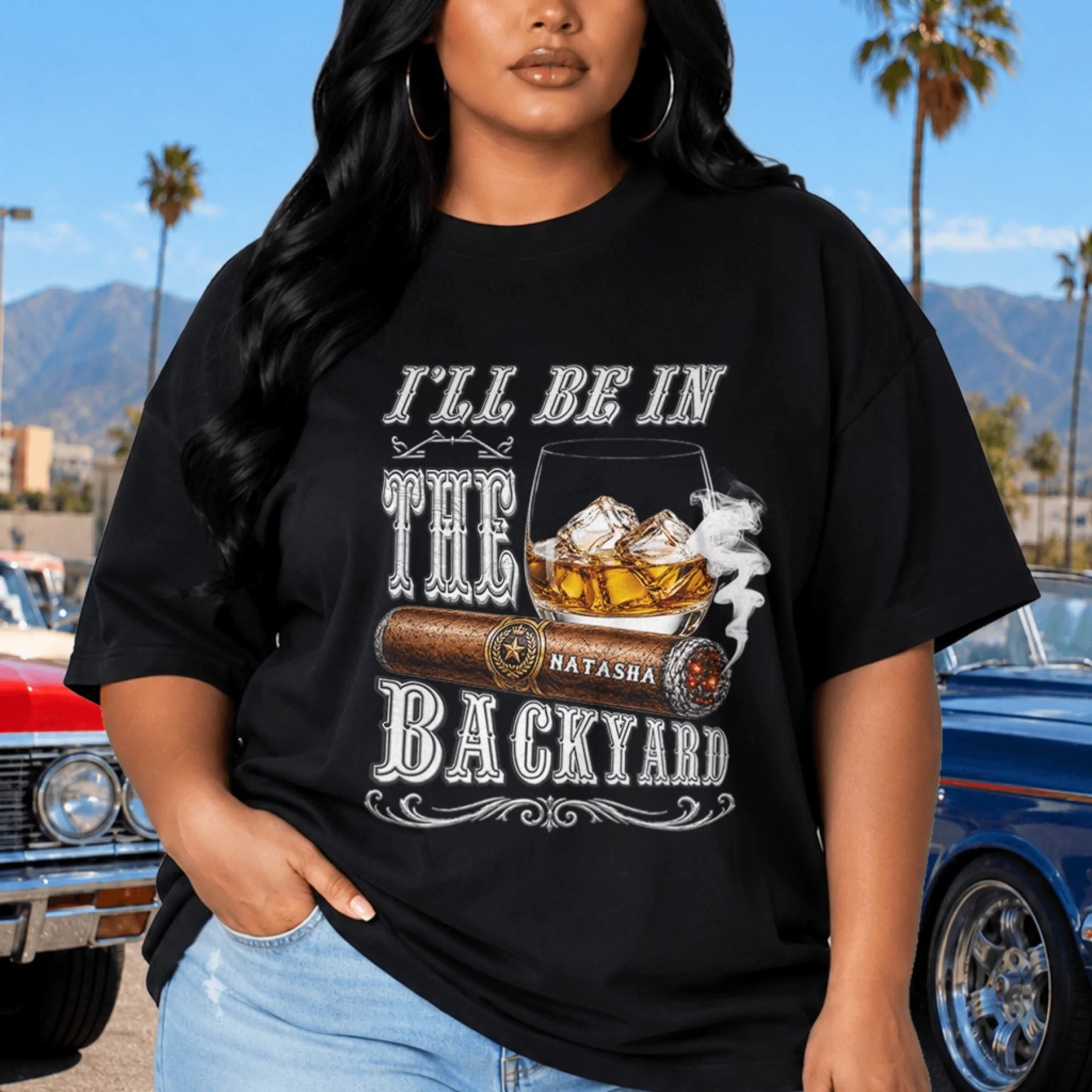 T-shirt noir pour femme arborant un design personnalisé cigare et whisky, un cadeau unique et moderne.
